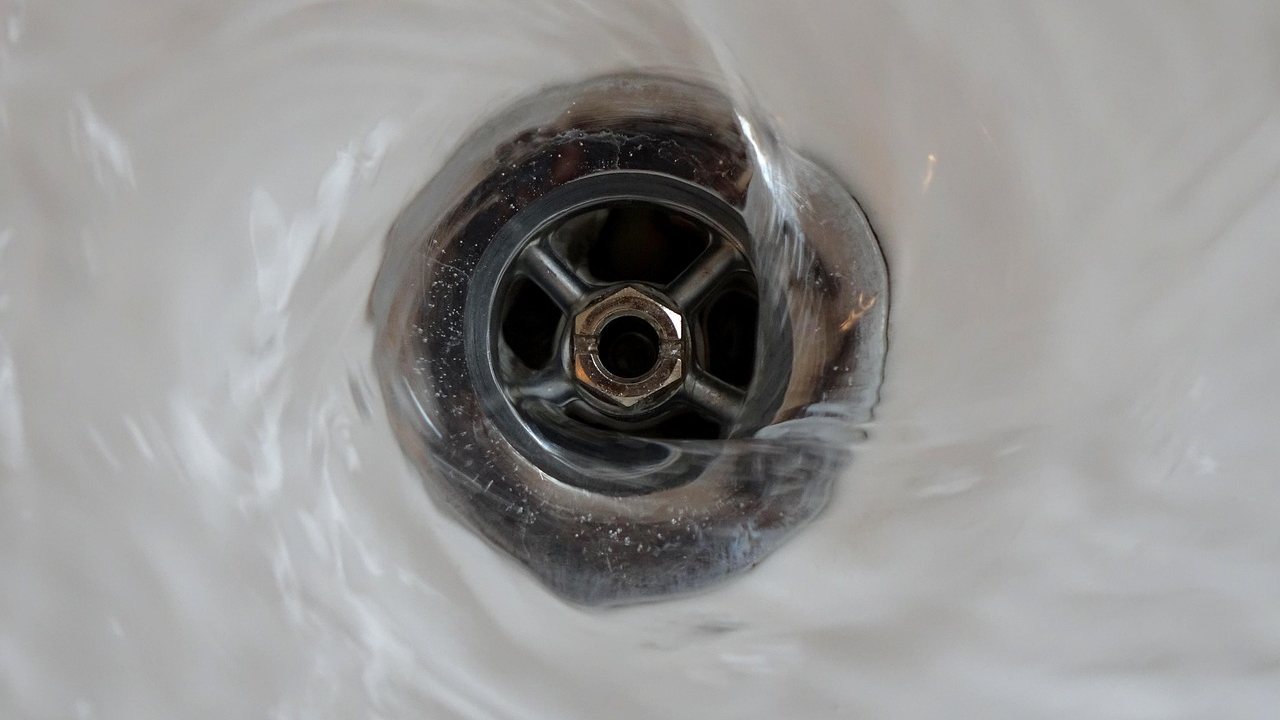 Waschbecken mit stehendem Wasser