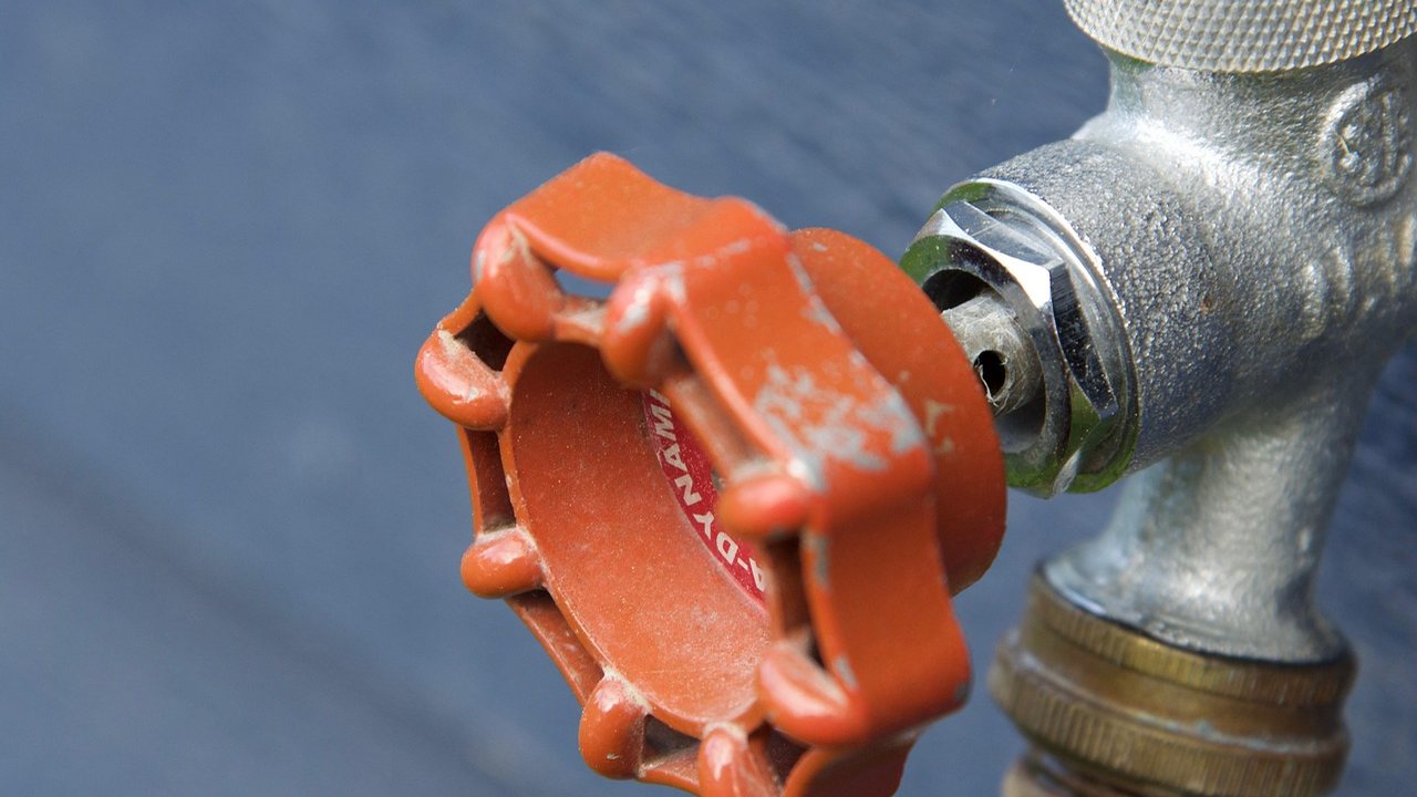 Installateur arbeitet an einem Abflussrohr