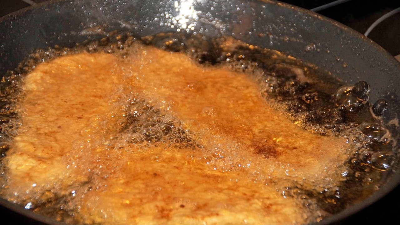 Pfanne mit Bratfett neben der Küchenspüle