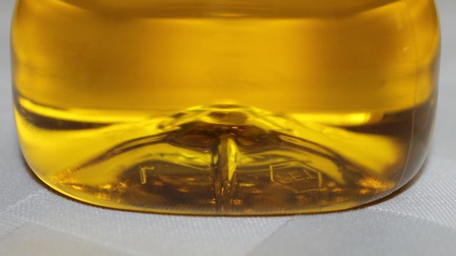 Gebrauchtes Speiseöl in einem Glas in der Küche