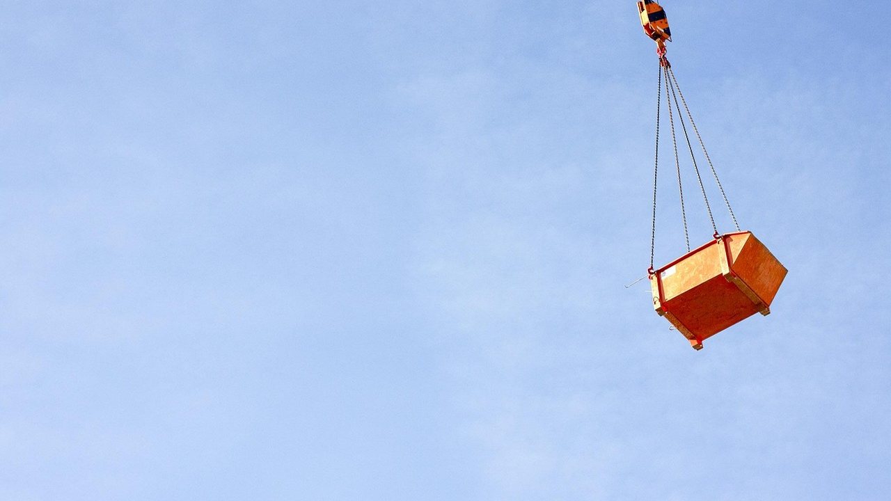 Container für Bauabfälle vor einem Wohnhaus