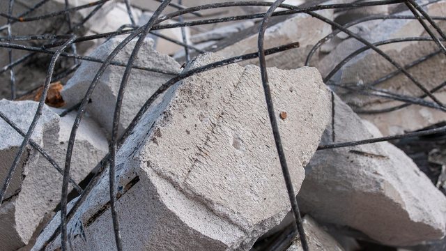 Bauschutt in Säcken nach einer Renovierung