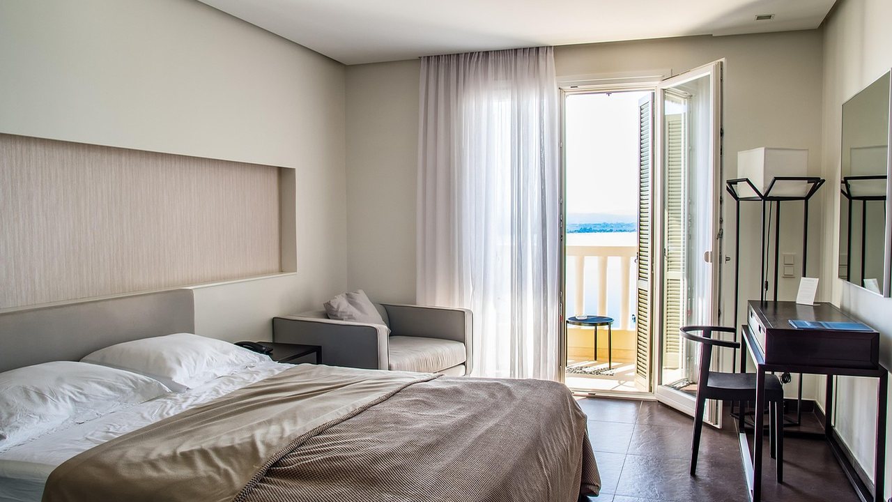 Koffer in einem Hotelzimmer