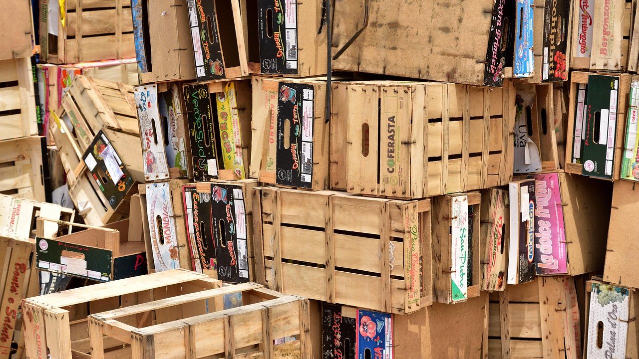 Leere Wohnung mit Holzboden nach einer Räumung