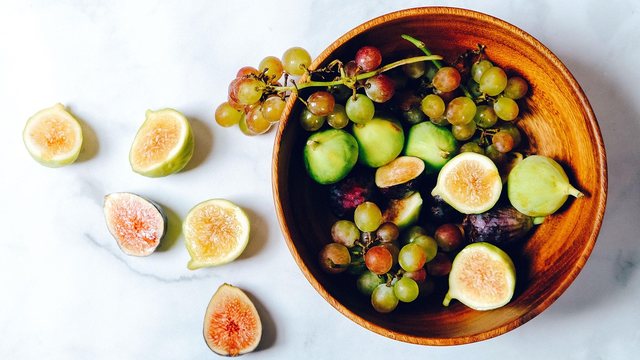 Obstschale auf einer Küchenarbeitsplatte