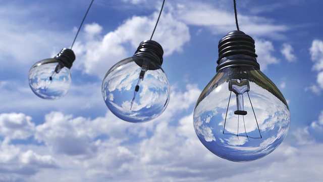 Verschiedene Glühbirnen und Lampen