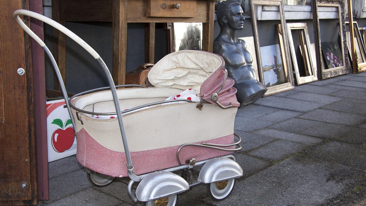 Transporter für Entrümpelungen in einer Straße