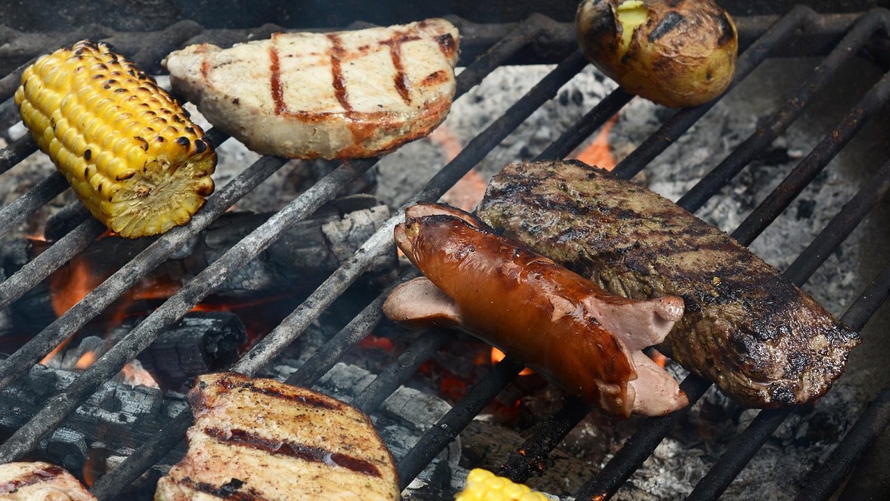 Grillrost wird mit einer Bürste gereinigt