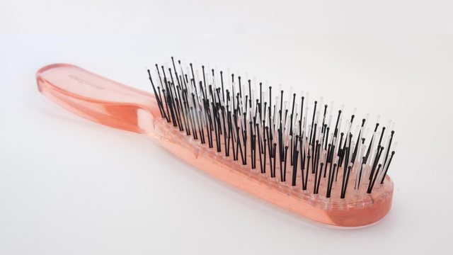 Haarbürste im Badezimmer