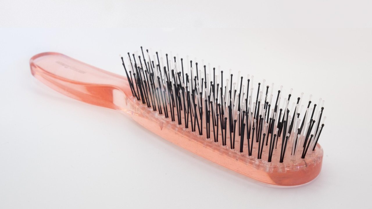 Haarbürste im Badezimmer