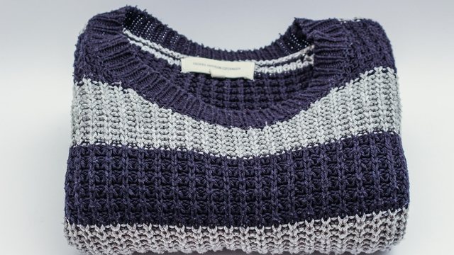 Gefalteter Wollpullover in einem Kleiderschrank