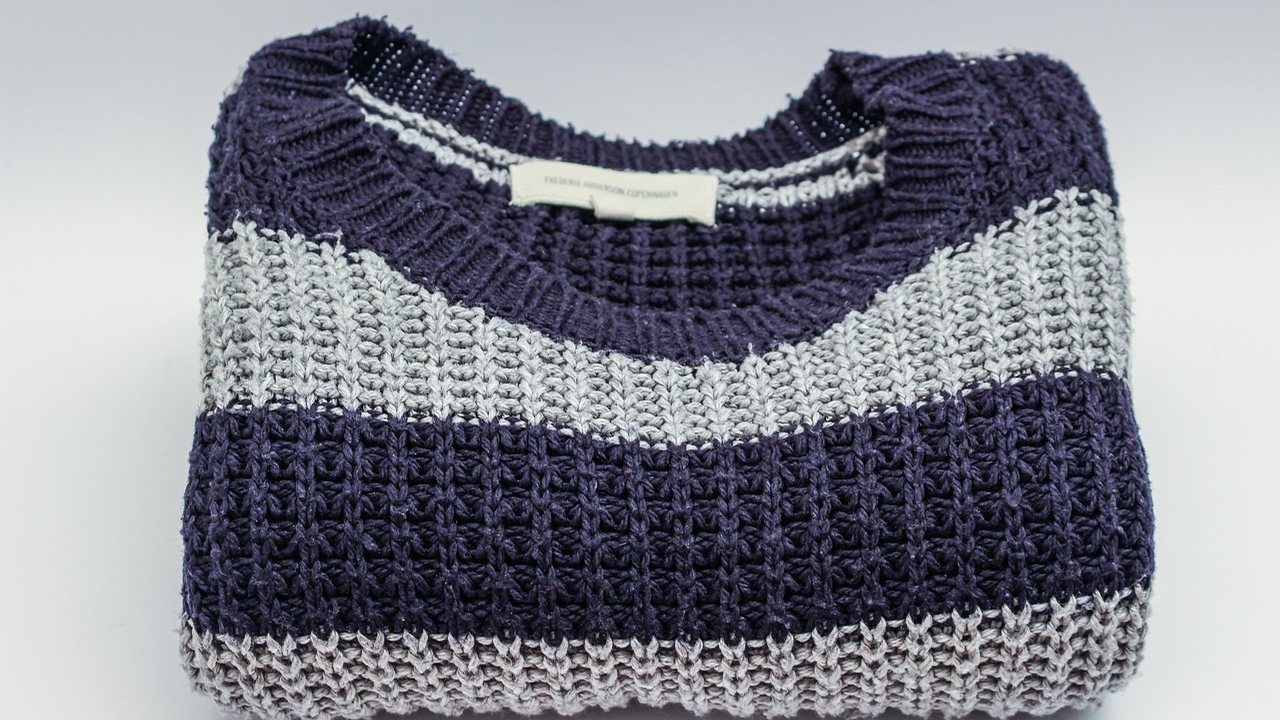 Gefalteter Wollpullover in einem Kleiderschrank