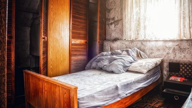 Alte Matratze in einem Schlafzimmer