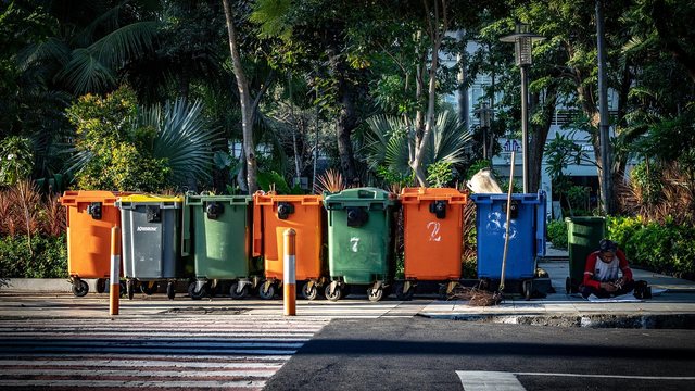 Container für Sperrmüll und Altstoffe auf einem Wertstoffhof