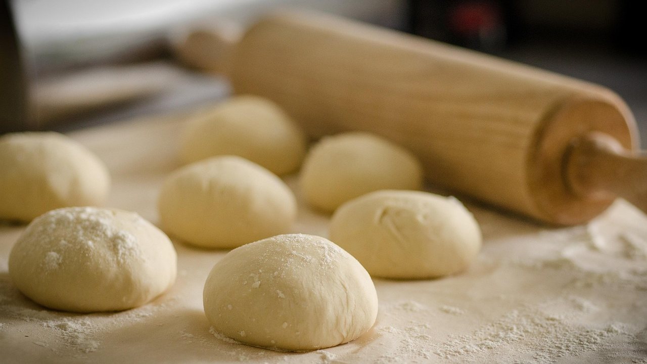 Pizzateig auf einer Küchenarbeitsplatte