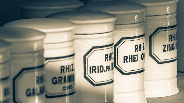 Farbdosen und Chemikalien in einem Regal