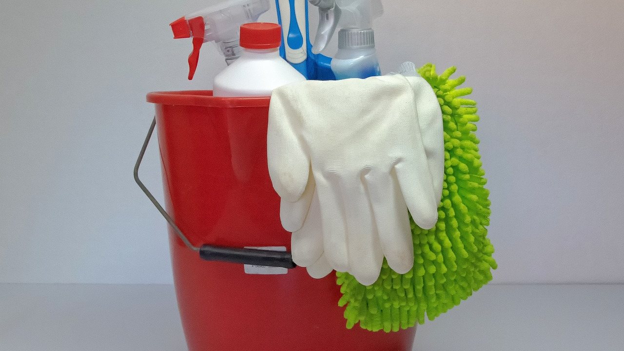 Eimer mit Reinigungsmitteln