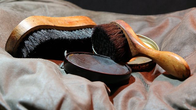Wildlederschuhe mit einer Bürste