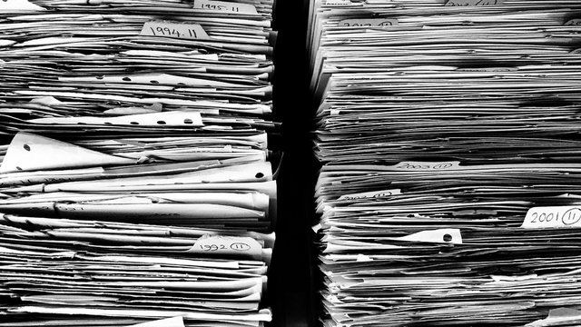 Archivbox mit alten Dokumenten