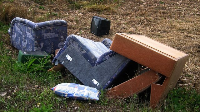 Ausrangiertes Sofa und Möbel zur Abholung bereitgestellt