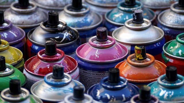 Verschiedene Spraydosen nebeneinander