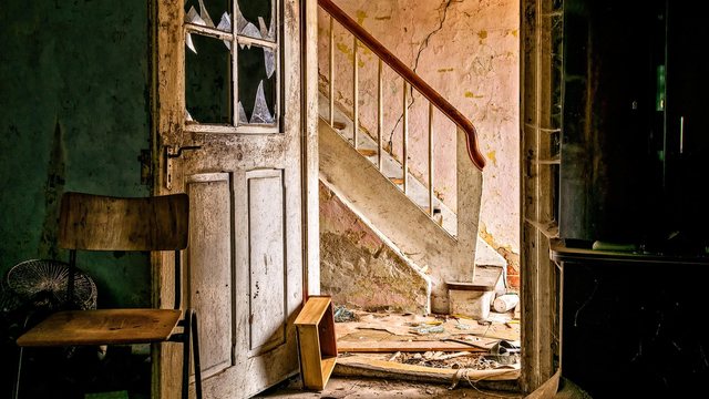 Altes Stiegenhaus mit gusseisernem Geländer