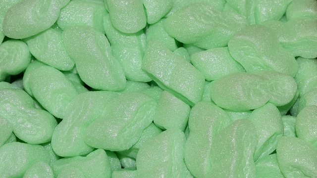 Weiße Styropor-Verpackungsteile auf einem Tisch