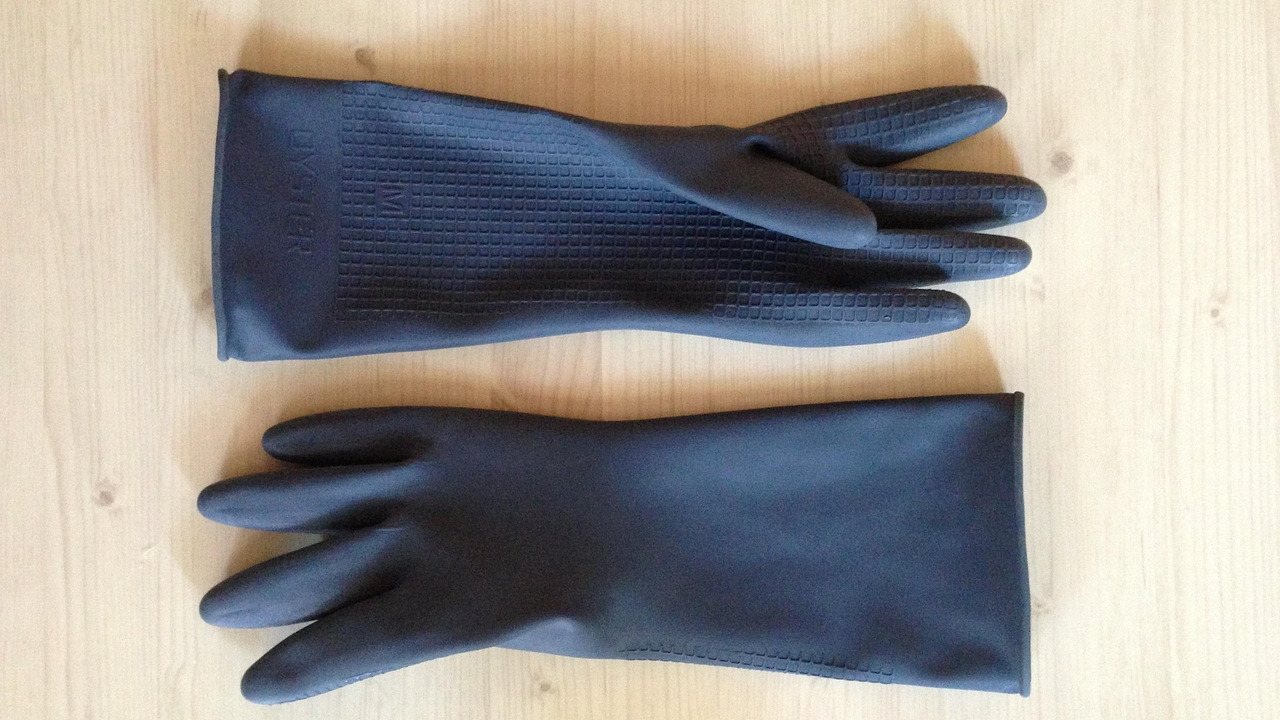 Schutzanzug und Handschuhe für Spezialreinigung
