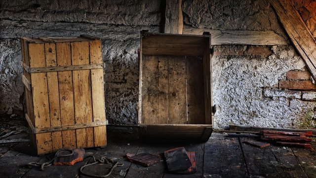 Schachtel mit alten Familienfotos auf einem Dachboden