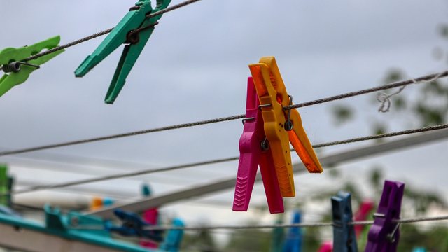 Wäschekorb mit sortierter Kleidung