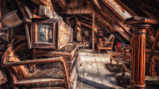 Antiker Holzstuhl in einem leeren Raum